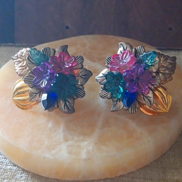 Vintage Gold Toned Leaves Flower Post Earrings - Picture 8 of 8